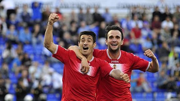 Saúl Berjón y Kike celebran un gol en el último Hércules-Real Murcia en el Rico Pérez.  