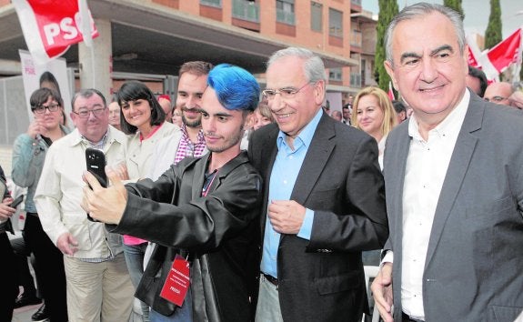 Alfonso Guerra se hizo un 'selfie' con un militante de Lorca. A su lado, el candidato Rafael González Tovar. 