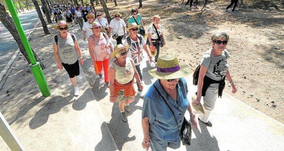 Participantes en el Marcha Mujer, camino del parque de Tentegorra. 