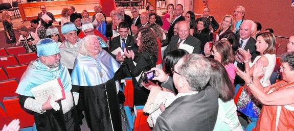 Margarita Lozano, junto al catedrático Joaquín Cánovas, sigue recibiendo aplausos tras haber finalizado el acto de su investidura como doctora 'Honoris Causa' de la UMU.