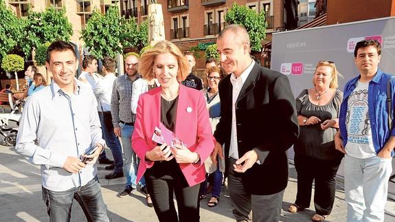 Rubén Serna, la eurodiputada Beatriz Becerra y César Nebot, ayer en la plaza Romea. 