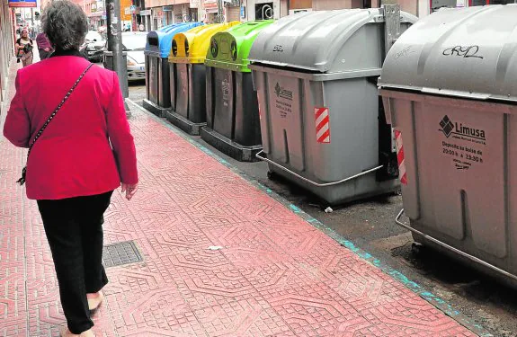 Uno de los bloques de contenedores para la recogida selectiva distribuidos por la ciudad. 