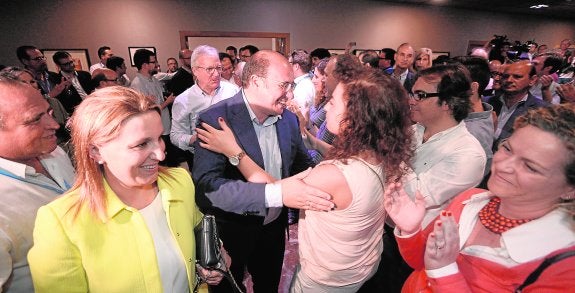 Pedro Antonio Sánchez saluda a una simpatizante en presencia de su esposa, Nuria Navajas, a la entrada del salón de actos donde se puso el colofón a la noche electoral. 