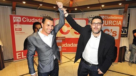 Mario Gómez y Miguel Sánchez celebran los resultados de las elecciones. 