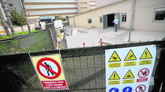 Un obrero entra en la nave donde se construirán tres aulas para la Escuela de Enfermería. 