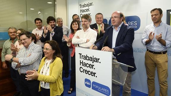 Sánchez, junto al resto de diputados electos del PP, durante su comparecencia, este miércoles.