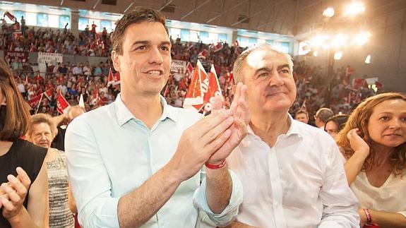 Pedro Sánchez y Rafael González Tovar, en el mitin del pasado día 15 en Murcia. 