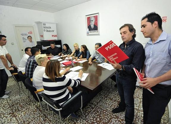 José Enrique Gil repasa el programa socialista, ayer, antes de la reunión de la ejecutiva. 