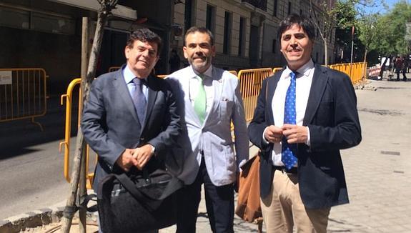 José López, en el centro, con sus dos abogados, a las puertas de la Audiencia Nacional. 
