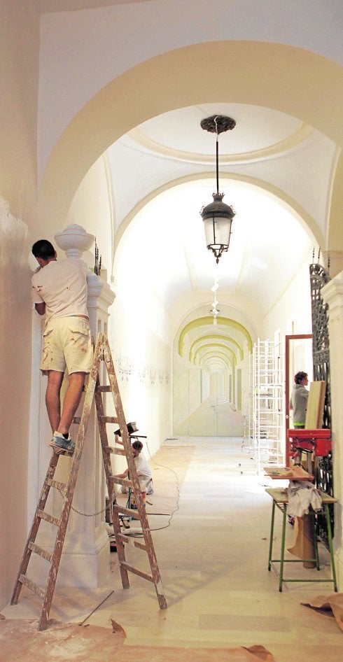 Primer tramo del carrerón de San Francisco, con un trampantojo que recrea su parte final.