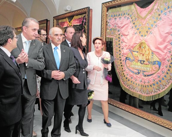El presidente Alberto Garre, con directivos del Paso Azul, en su recorrido por el nuevo museo. Abajo, cofrades azules y representaciones de otras hermandades en el patio central. 