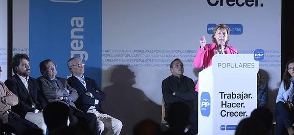 Pilar Barreiro, durante un mitin en la pasada campaña. Tras ella, sentados, de derecha a izquierda, Espejo, Calderón y Ángel.