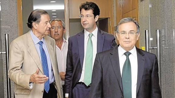 Andrés Martínez, Juan Carlos Ruiz y Patricio Valverde, tras presentar la Ruta de la Tapa del Mar Menor. 