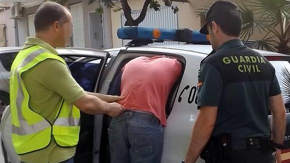 Un momento de la detención del joven de 21 años vecino de Torreagüera.