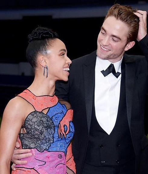 FKA Twigs y Robert Pattinson en la gala MET