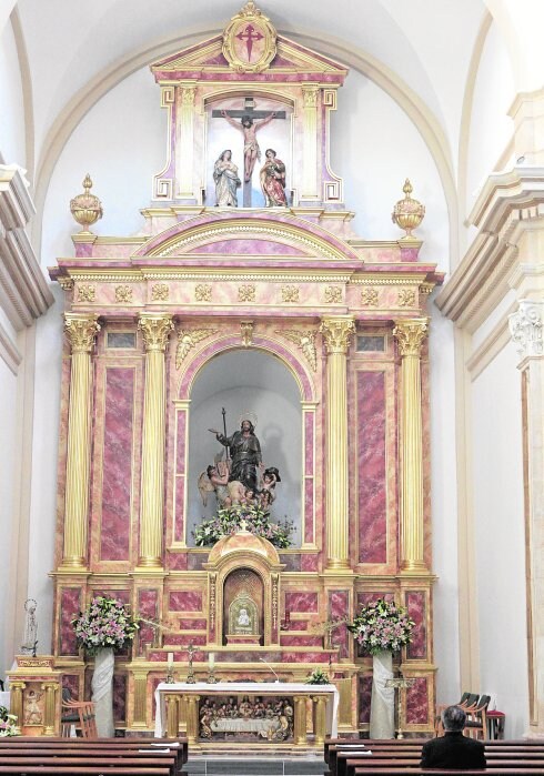 La iglesia de Santiago estrena un retablo en la capilla mayor basado en el  de 1900 | La Verdad