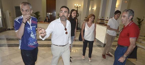 Ángel Tarifa, José López, Teresa Sánchez, Jesús Giménez, Pilar Marcos y Francisco Martínez, antes de la reunión.