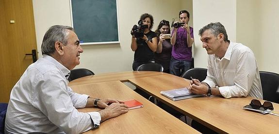 Rafael González Tovar y Óscar Urralburu, frente a frente ayer en un aula del campus de La Merced. 