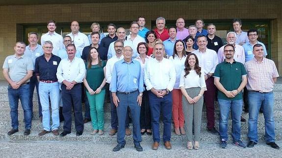 Rafael González Tovar posa con los candidatos socialistas a las alcaldías de la Región de Murcia, este miércoles, minutos antes del Comité Regional del PSRM celebrado en el Campus de Espinardo. 