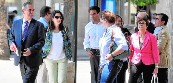 El líder del PSOE, Rafael González Tovar, ayer en Murcia junto a miembros del partido. 