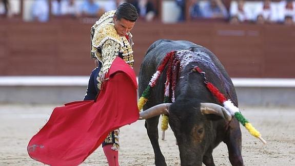 Un momento de la faena de Diego Urdiales, ete jueves, en Las Ventas de Madrid.