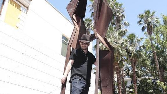 Manuel Pérez, autor de 'El Impulso', posando junto a la escultura durante su instalación.