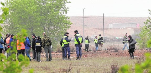 Bomberos y policías, en el descampado en el que se estrelló el C-101 en abril de 2012. barrenechea