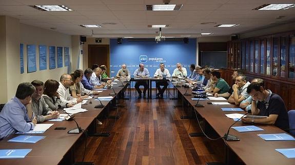 Reunión de Pedro Antonio Sánchez con los candidatos 'populares' que han obtenido mayoría simple en sus respectivos municipios.