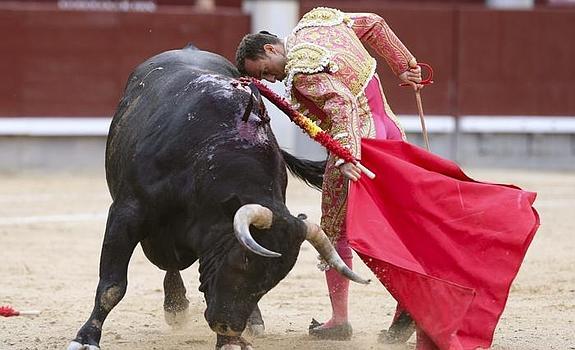 Un momento de la faena de Rafaelillo, este domingo en Las Ventas.