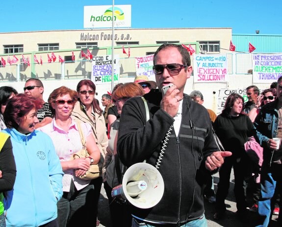 Protestas ante las puertas de Halcon Food, en Campos del Río, en abril del año 2009.