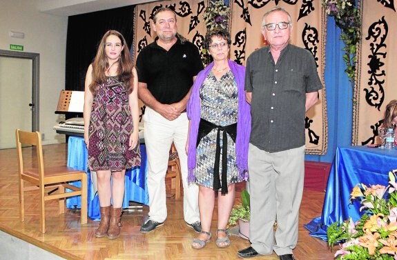 Esther María Manuel Molina, Ramón Sánchez García, Laura Amorós Collado yJoaquín Mateos Ruiz, los escritores premiados por las amas de casa. :: sonia m. lario / agm