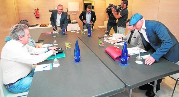 Francisco Oñate, Presen López y González Tovar (PSOE), frente a Miguel Sánchez, Juan José Molina y Mario Gómez (Ciudadanos), ayer en el NH Amistad, donde arrancaron las negociaciones. :: j. c. / agm