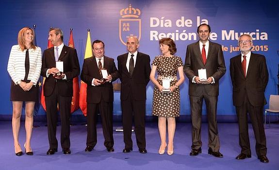 Alberto Garre, en el centro, junto a los premiados en el acto conmemorativo del Día de la Región, la alcaldesa en funciones de Archena y el presidente en funciones de la Asamblea Regional. 