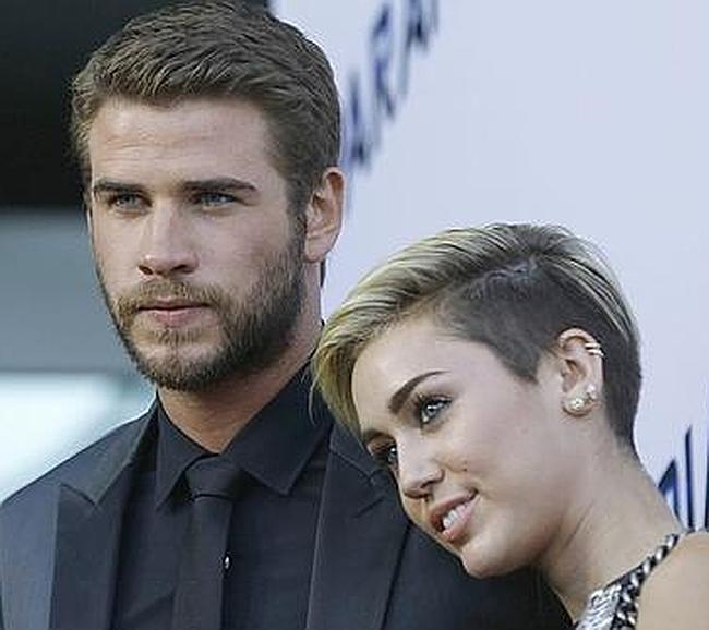 Liam Hemsworth posa con Miley Cyrus en la Premiere de 'Paranoia' en Los Ángeles