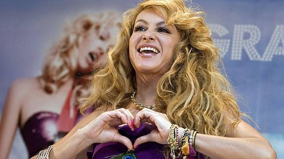 Paulina Rubio posa para las cámaras en una rueda de prensa en México, cuando ganó el Disco de Oro en 2009. 