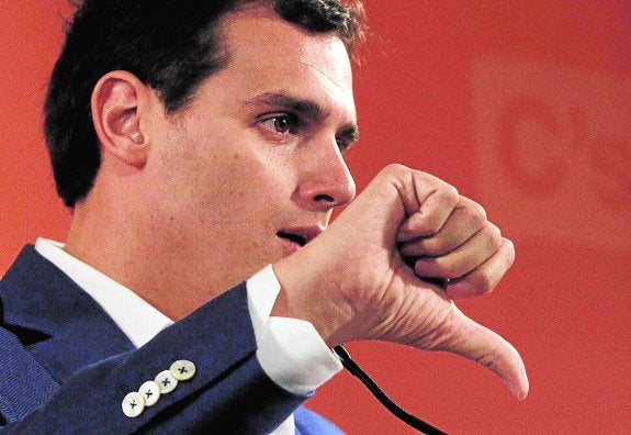 Albert Rivera hace un gesto con la mano durante la rueda de prensa de ayer en Barcelona. 