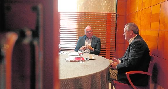 Pedro A. Sánchez y González Tovar, reunidos ayer en un reservado del hotel NH. 