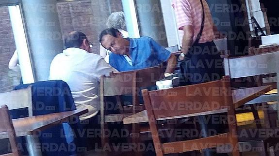 Pedro Antonio Sánchez y Miguel Ángel Cámara, ayer, en un bar del centro de Murcia.