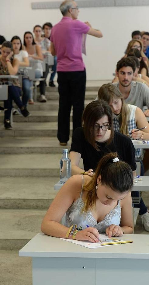 Varios alumnos en el Aulario Norte del Campus de Espinardo.