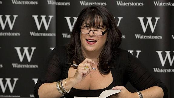 E. L. James, la autora de la famosa saga posa para la cámara en una firma de libros en Londres. 