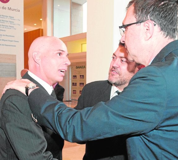 Ballesta con la mano en el hombro de Mario Gómez esta semana. :: J. c.
