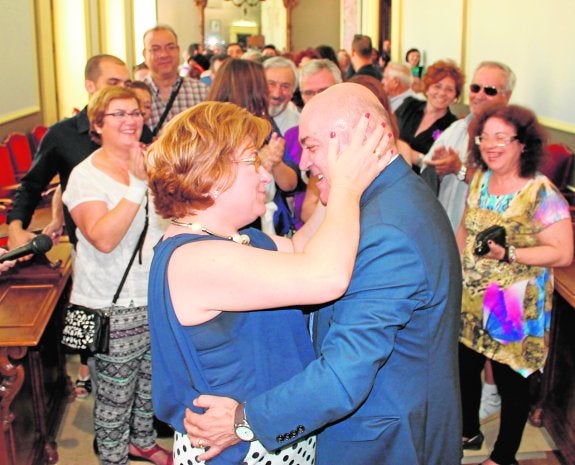 El flamante alcalde, Pascual Lucas Díaz, se abraza tras su toma de posesión con Esperanza, su mujer. 