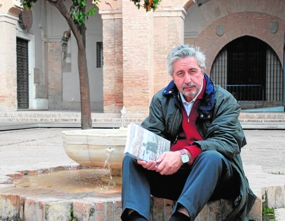 El periodista zamorano Agustín Remesal con su libro 'Por tierras de Portugal. Un viaje con Unamuno'. 