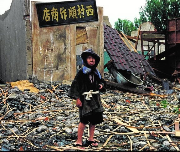 Un joven en Hiroshima tras el lanzamiento de la bomba. 