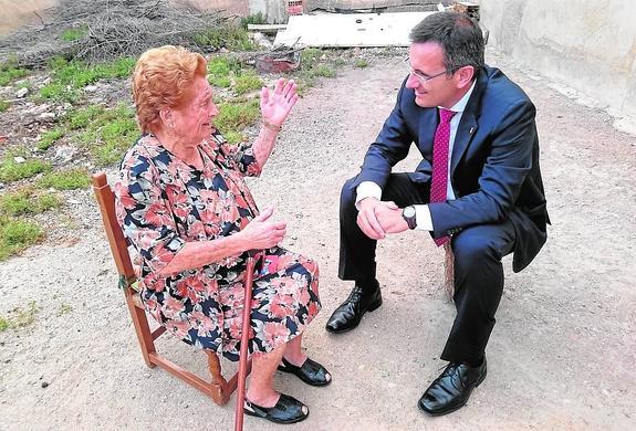 Rosa conversa a la puerta de su vivienda con el flamante alcalde, Diego Conesa, ayer. 