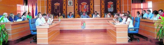 Estreno en Molina de Segura. El Pleno de la flamante corporación, reunido ayer de forma extraordinaria con el fin de aprobar una operación de crédito. 
