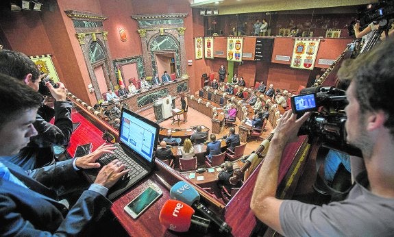 Panorámica del hemiciclo en el momento en que prometía su cargo la diputada de Podemos María Ángeles García Navarro.  