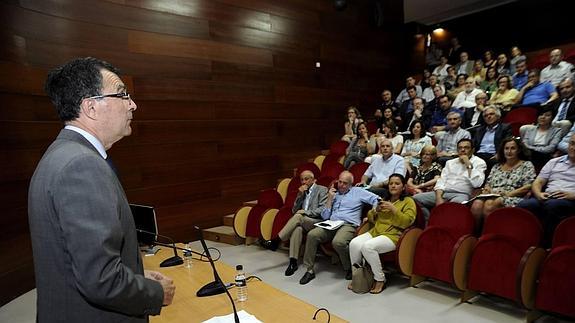 El alcalde Ballesta, ayer, durante su reunión con los jefes de servicio en el salón de actos del edificio Moneo, a los que reclamó colaboración para el mandato que ahora se inicia. 