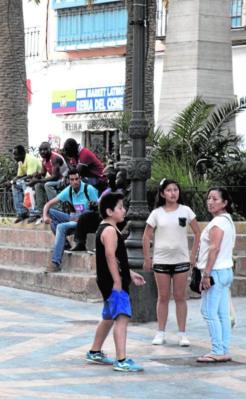 Inmigrantes de varias nacionalidades en la plaza de la Concordia, en el centro de la ciudad. 