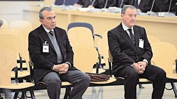 Roberto López Abad (i) y Juan Ramón Avilés (d), durante el juicio celebrado en enero en la Audiencia Nacional.